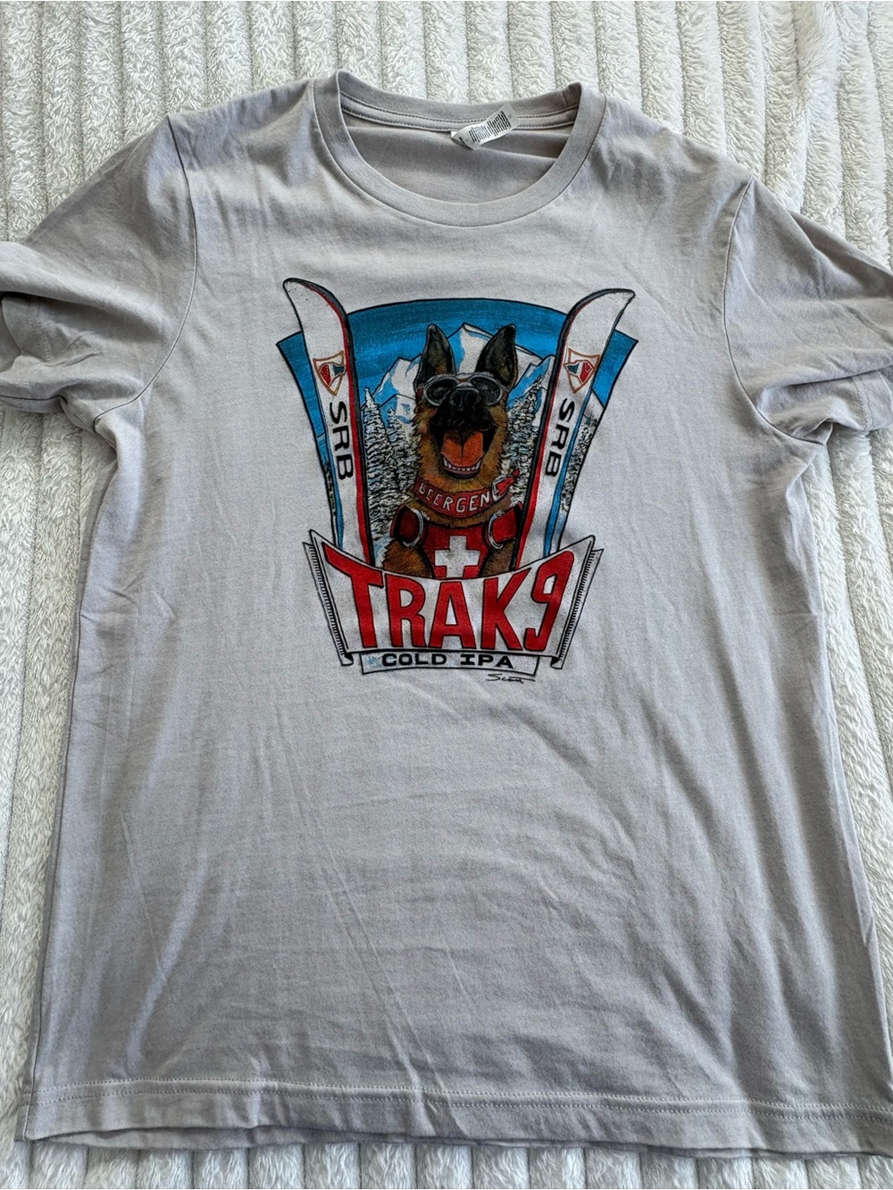 Graphic Dog Ski T-Shirt in Light Gray with Red & Blue Print
